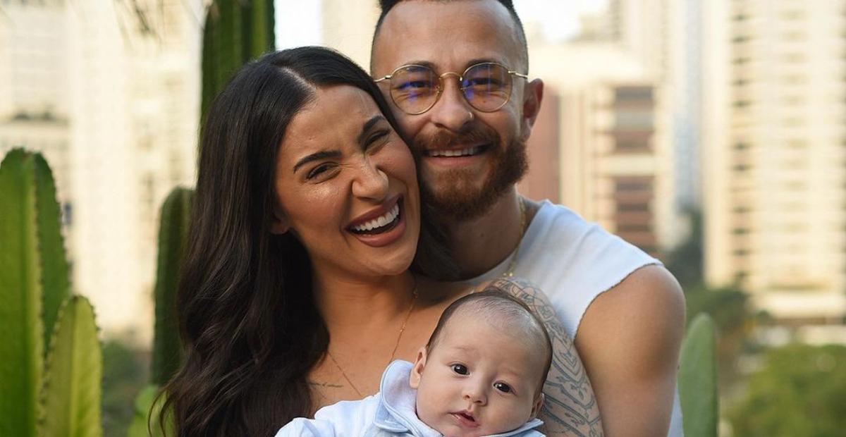 Filho de Bianca Andrade e Fred encanta a web ao posar com a mãozinha no rosto da mãe: ”Tua cara”