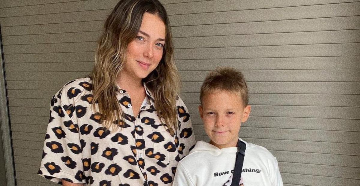 Carol Dantas surge agarrando Davi Lucca em foto e se declara: ”Meu primeiro amor”