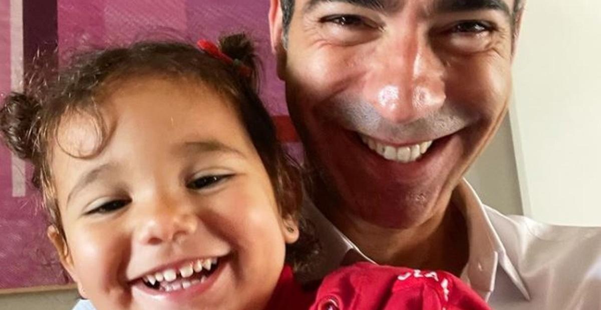 Cesar Tralli se diverte com a filha antes do trabalho: ”Corremos para brincar um pouco”