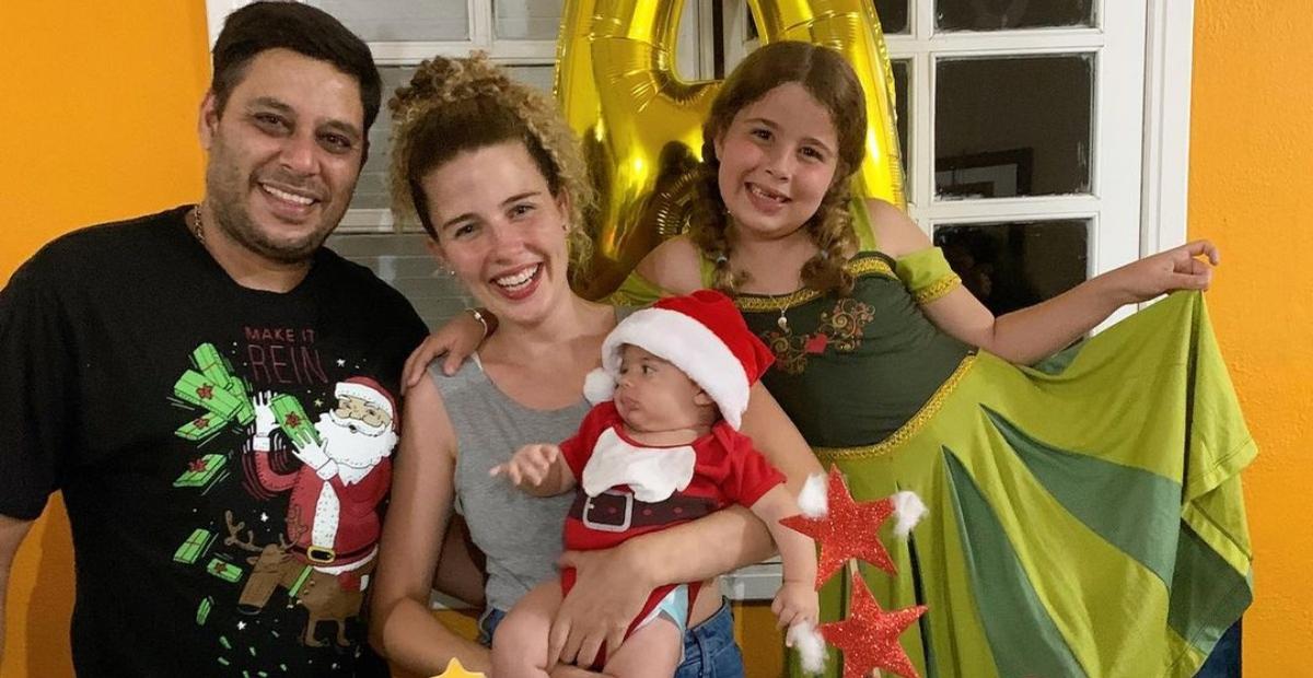 Em clima natalino, Debby Lagranha comemora os 3 meses do filho: ”Meu raio de sol”