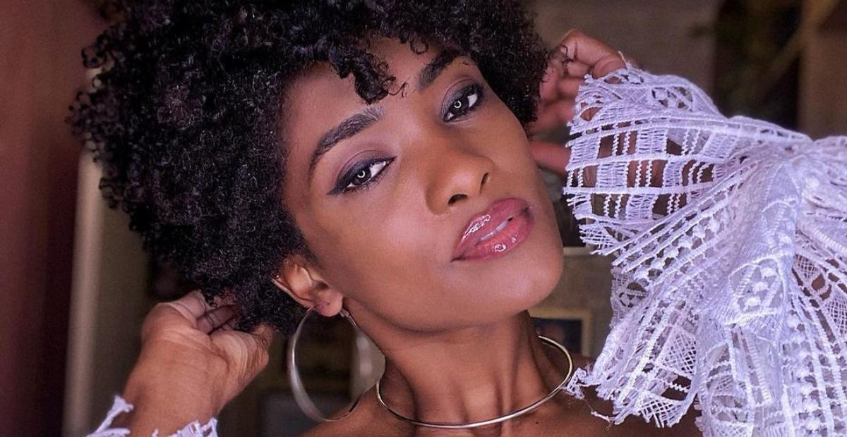 Erika Januza ostenta corpo escultural em clique paradisíaco na cachoeira: ”Renovando”