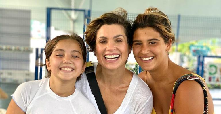 Giulia Costa, filha de Flávia Alessandra, se emociona na formatura da irmã: ”Crescendo rápido”