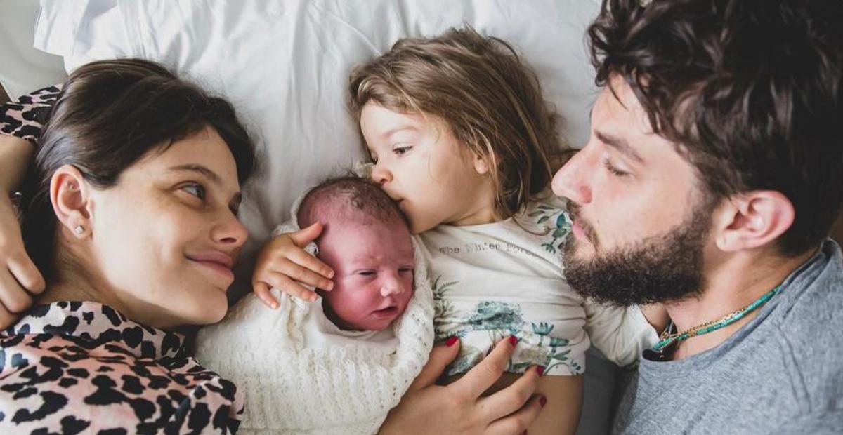 Laura Neiva compartilha foto de Chay com os filhos e se derrete: ”Eu amo vocês”