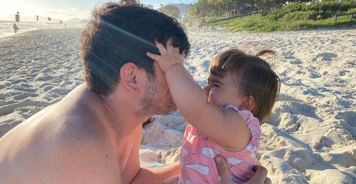 Marcelo Adnet divide fotos da primeira vez da filha na praia: ”Amou o mar”