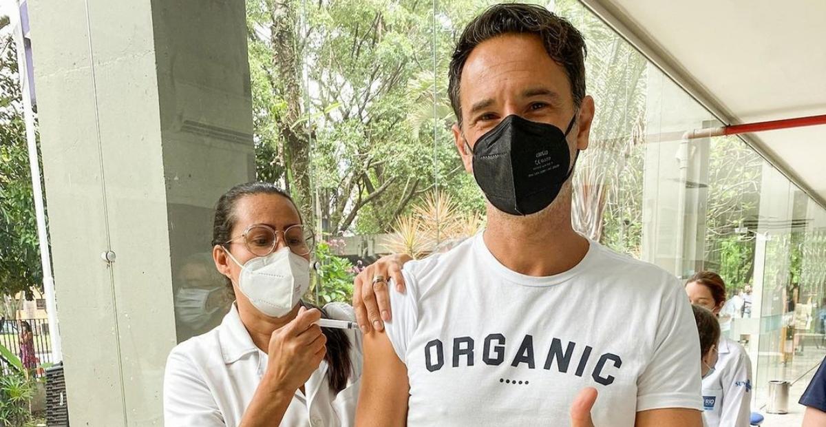 Rodrigo Santoro toma dose de reforço da vacina contra a covid-19: ”Uma alegria enorme”