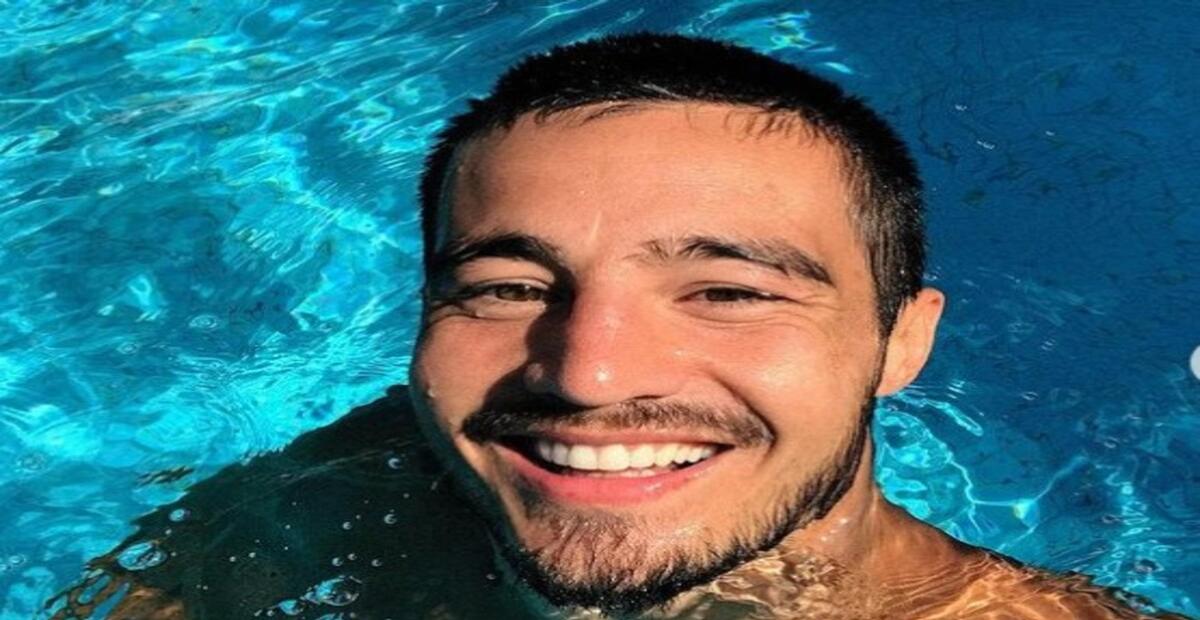 Tiago Iorc abre sorriso e se diverte em fotos na piscina