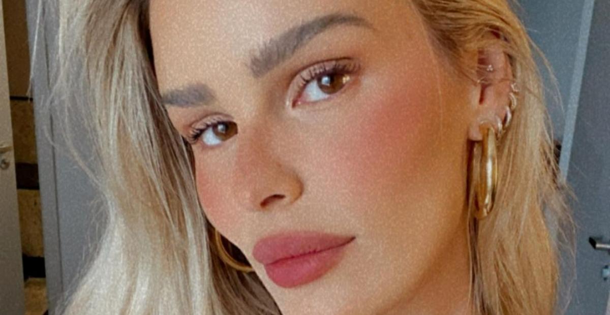 Yasmin Brunet exibe curvas exuberantes ao tomar banho de sol de biquíni: ”Deusa!”