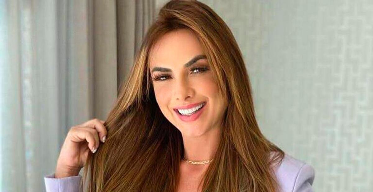 De costas, Nicole Bahls aparece de biquíni e bumbum rouba a cena