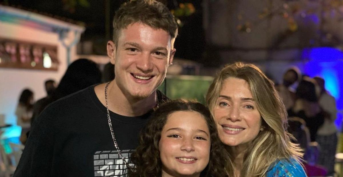 Ao lado do primogênito, Leticia Spiller comemora formatura da caçula, Stella: ”É muita emoção!”