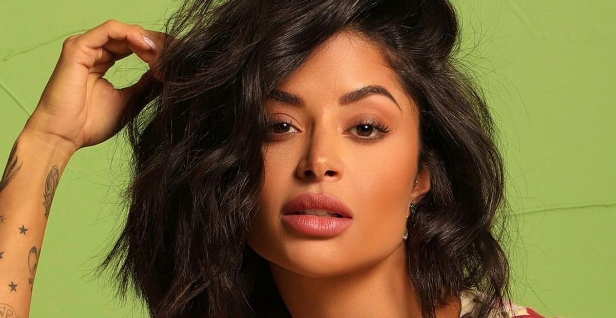Aline Campos, ex-Riscado, aposta em biquíni cavadíssimo e ostenta corpão sarado