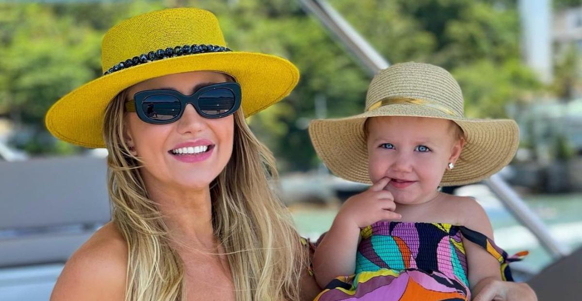 Ana Paula Siebert mostra a filha vestida de marinheira e encanta: ”Que fofura”