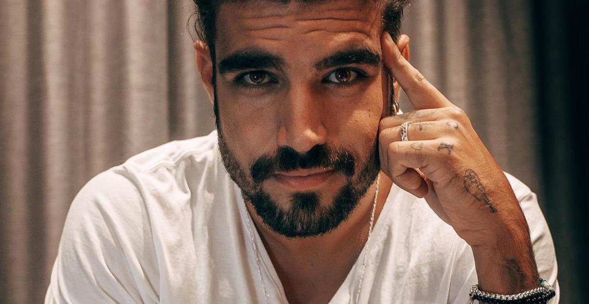 Em treino de surf, Caio Castro arranca suspiros da web ao exibir abdômen trincado