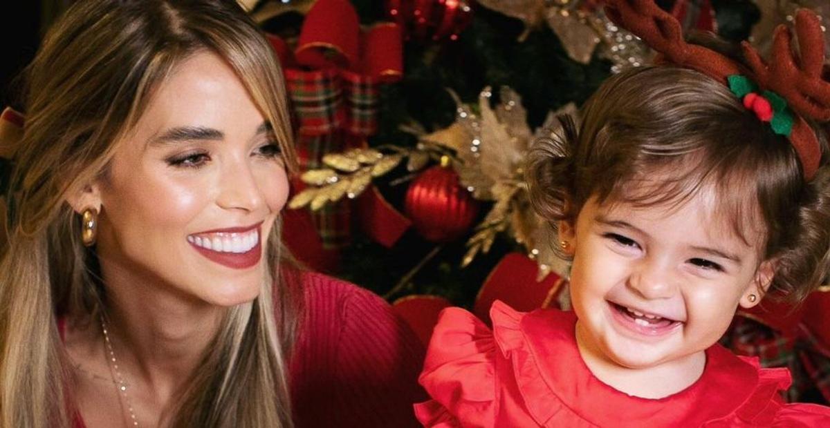 Carol Dias posta cliques fofos com Esther em clima de Natal e se derrete: ”Não estava preparada”