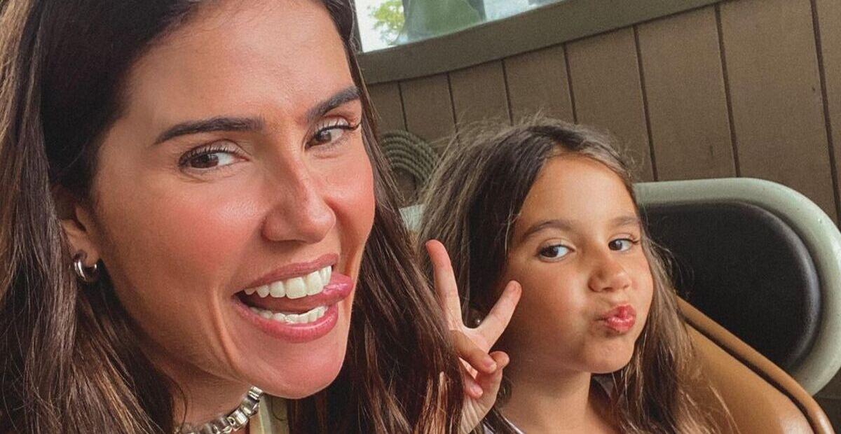 Com a filha, Deborah Secco combina biquíni e esbanja beleza