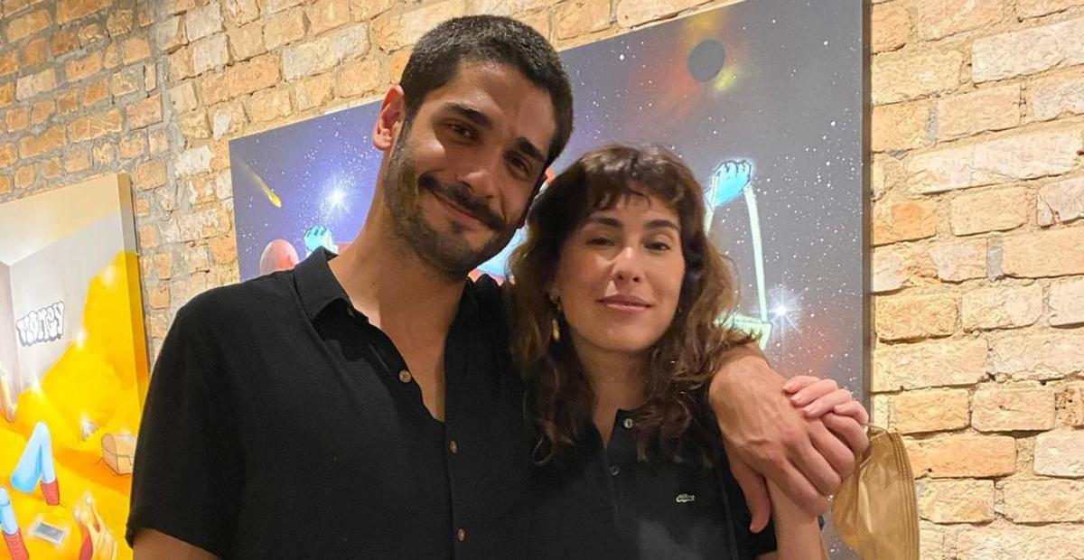 Fernanda Paes Leme derrete os internautas ao postar vídeo dançando com o namorado no meio da sala