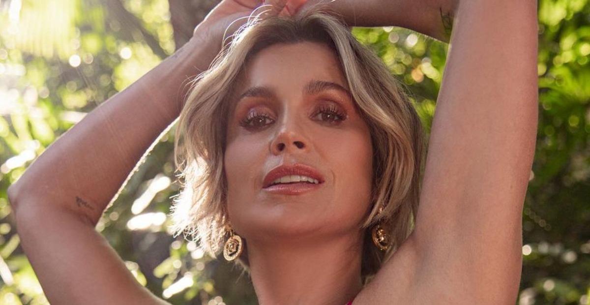 Flávia Alessandra exibe corpão em selfie no espelho e Otaviano Costa baba: ”Tenho o verão em casa”