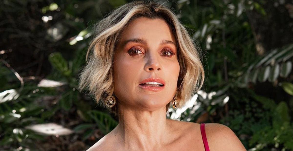 Flávia Alessandra posa com look vermelho sensual e brinca: ”A Mamãe Noel está diferente”