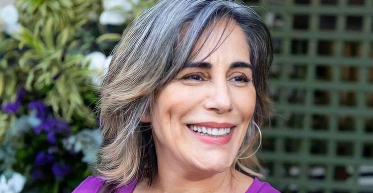 Glória Pires aparece sorridente em fotos com os amigos: ”Tarde alegre”