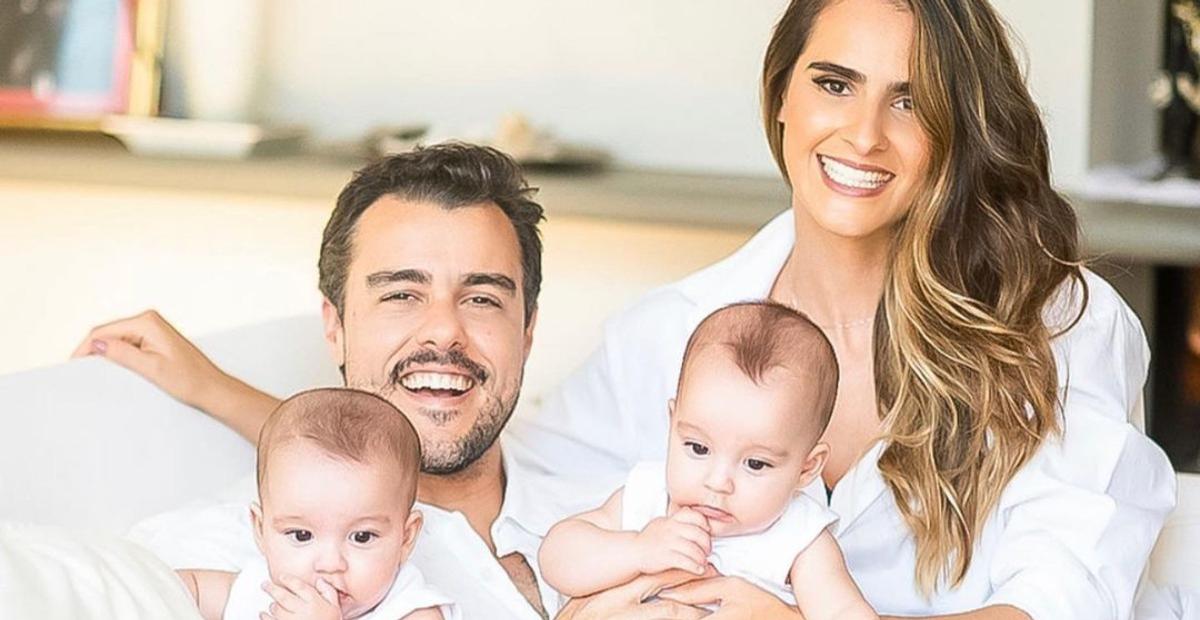 Joaquim Lopes surge com uma das gêmeas em foto feita pela esposa: ”Banhista mais linda da praia”