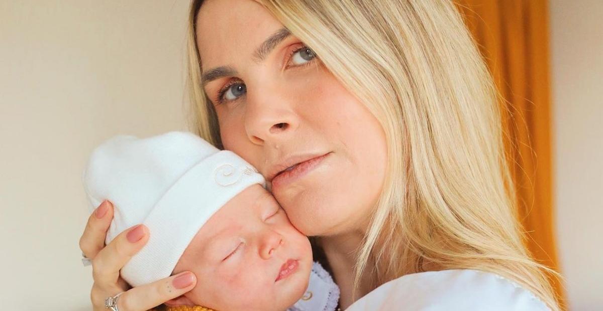 Julia Faria encanta ao celebrar os dois meses da filha, Cora
