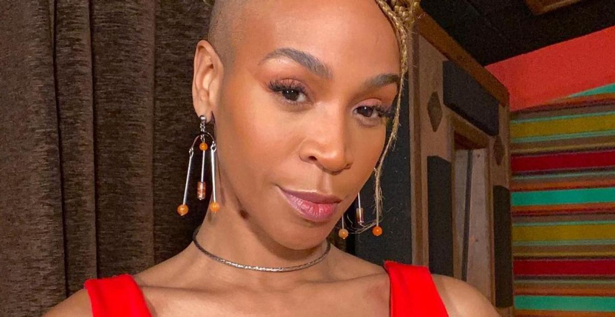 Karol Conká mostra rebolado ao subir no palco de show de funk e chama atenção da web