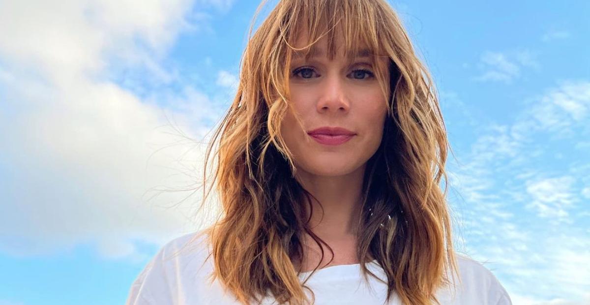 Mariana Ximenes surge belíssima ao posar toda arrumada com look vermelho