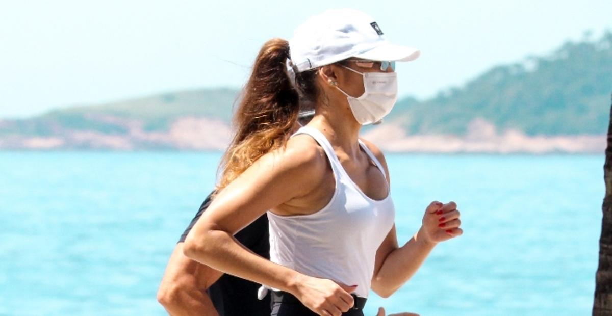 Cheia de estilo, Patrícia Poeta esbanja boa forma em corrida na praia