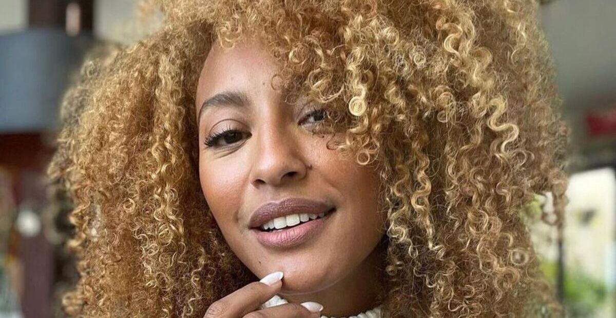 Poderosa, Sheron Menezzes posa para foto em autódromo: ”Belíssima”