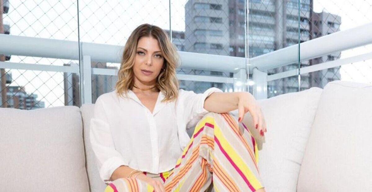 De maiô recortado, Sheila Mello ostenta corpaço escultural: ”Maravilhosa demais”
