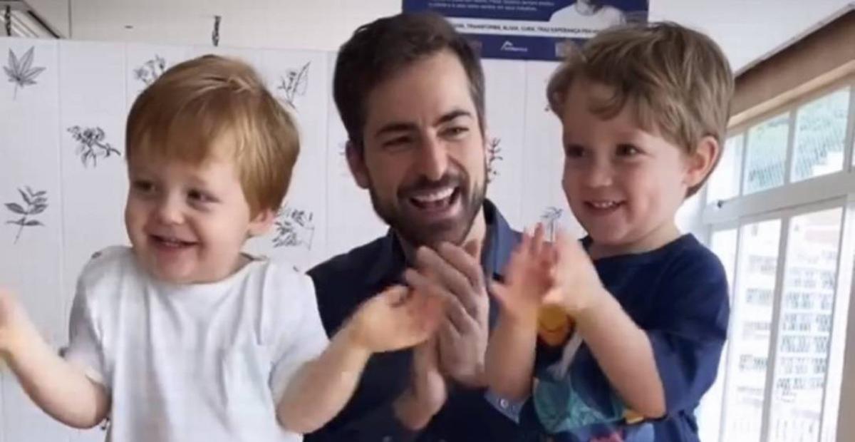 Thales Bretas mostra momento de diversão com os filhos, Gael e Romeu: ”Agarradinho com eles!”
