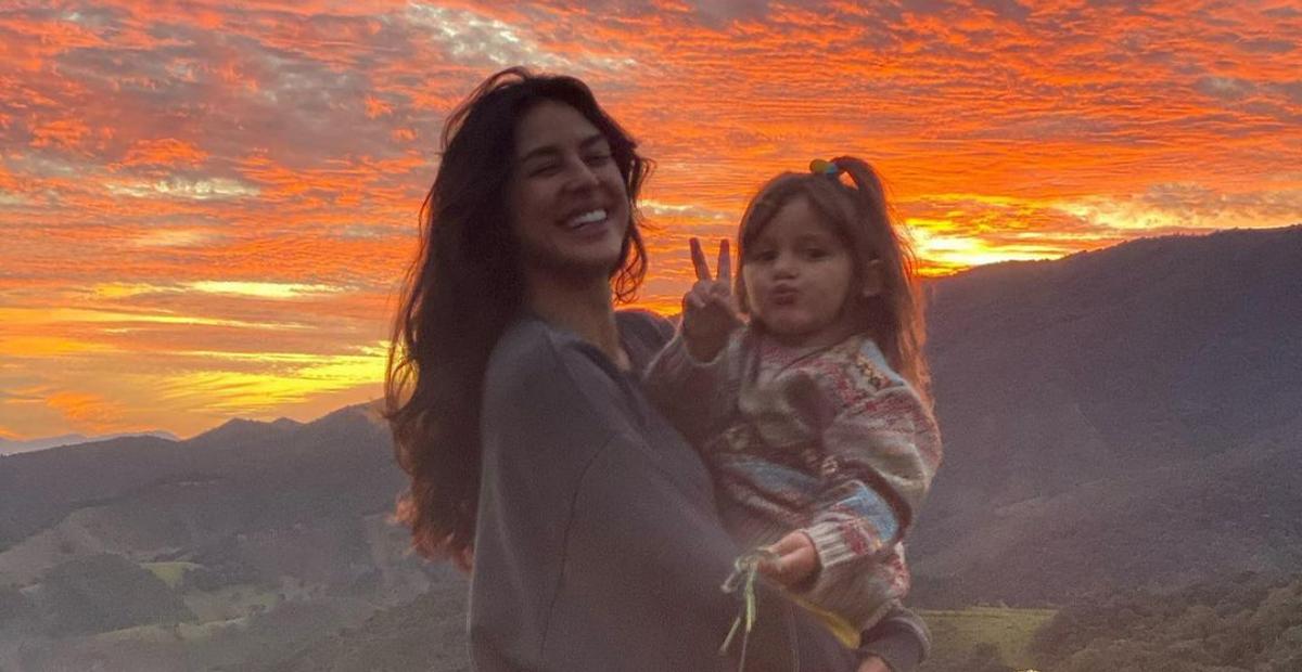 Yanna Lavigne mostra momentos fofos que flagrou da filha, Madalena, com bichinho de pelúcia