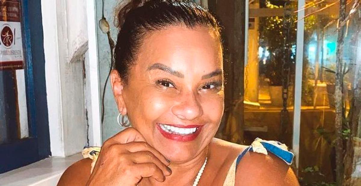 Aos 64 anos, Solange Couto capricha no look decotado e boa forma chama atenção