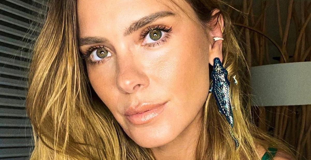 Carolina Dieckmann surge de peruca em foto e brinca: ”3X4 da minha nova aventura”