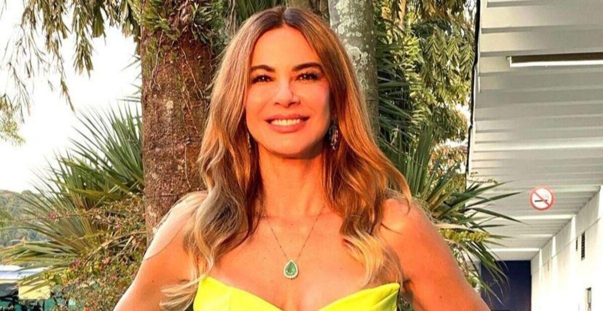 Com cliques ousados na ducha, Luciana Gimenez esbanja corpo escultural