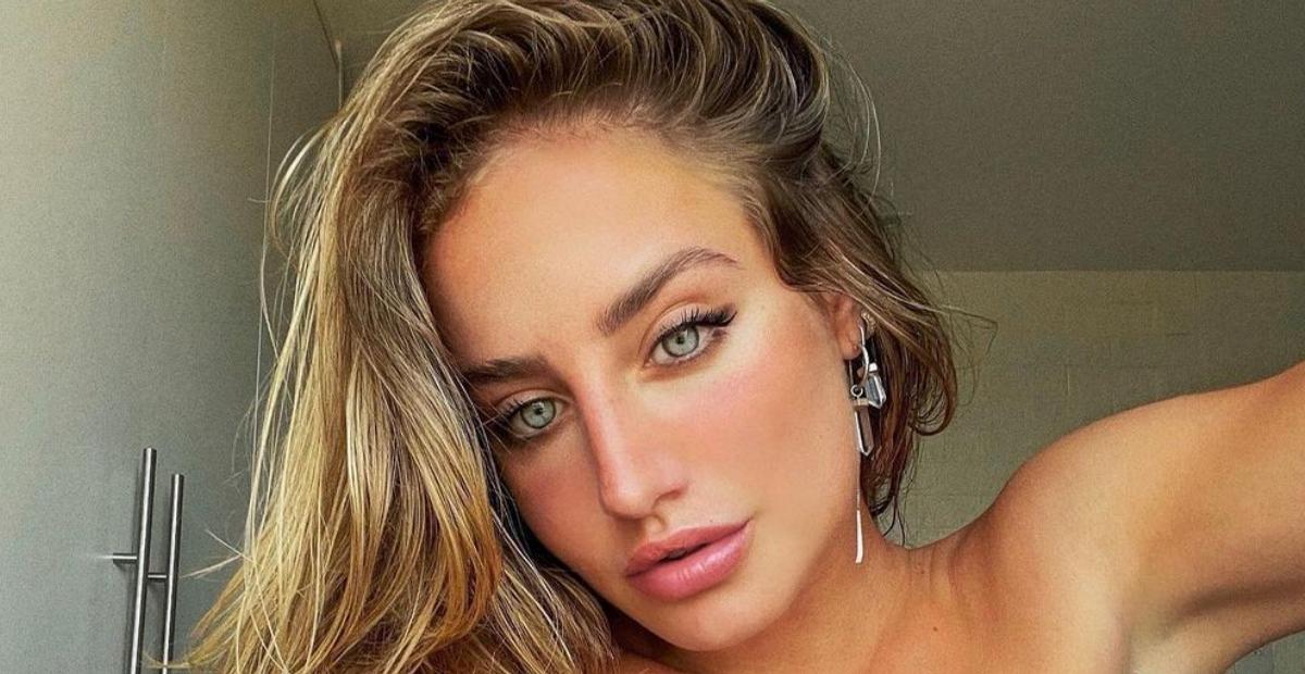 Bruna Griphao exibe corpaço de maiô em clique na praia e arranca elogios da web: ”Perfeição”