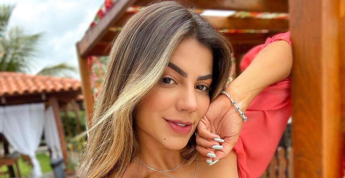 Com a barriga toda de fora, Hariany Almeida esbanja beleza e estilo em aeroporto
