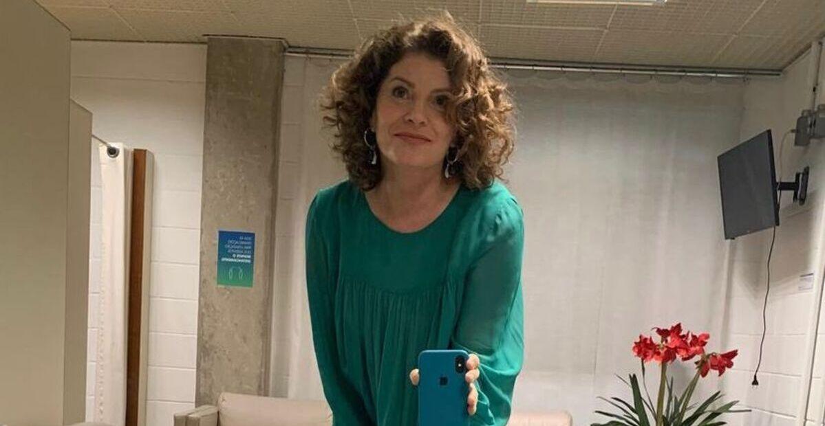 Débora Bloch comemora 3ª dose da vacina contra a covid-19: ”Viva a liberdade de estar viva!”
