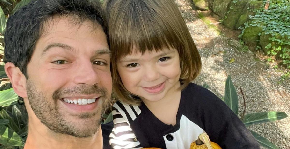 Duda Nagle e Zoe aparecem fazendo caretas em selfies a caminho da escola