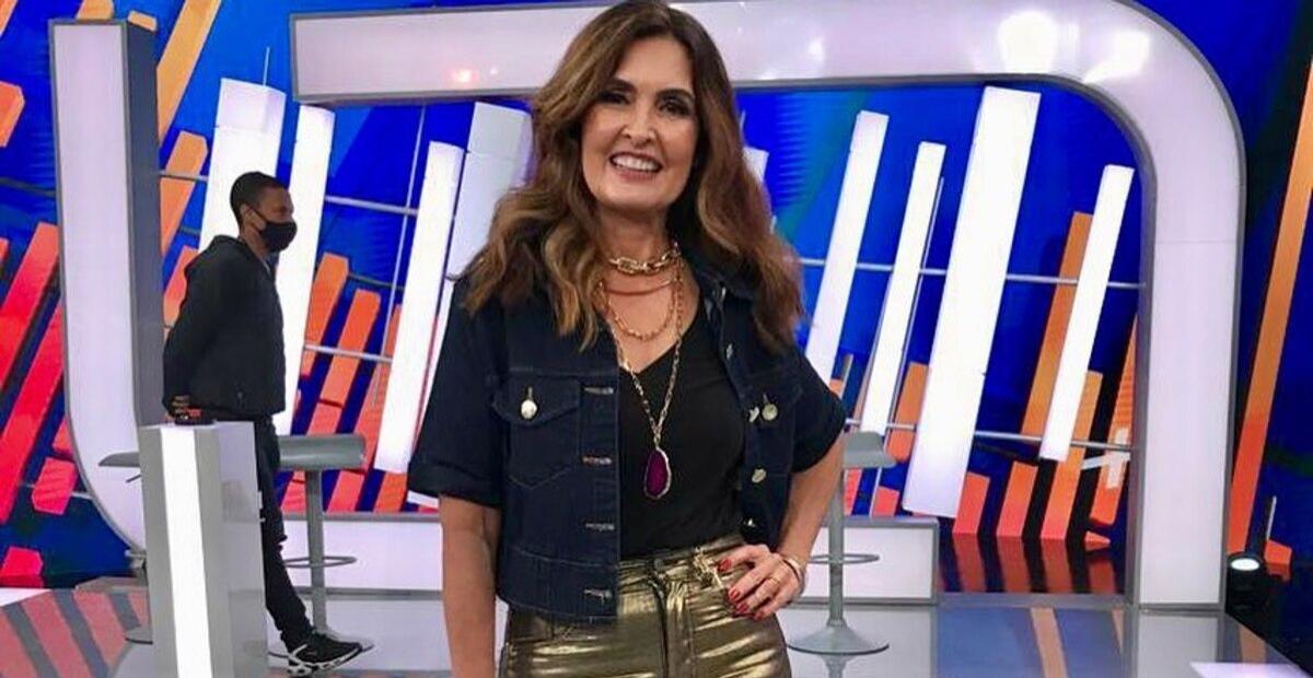 Fátima Bernardes arrasa ao apostar em vestido decotado no ombro: ”Maravilhosa”