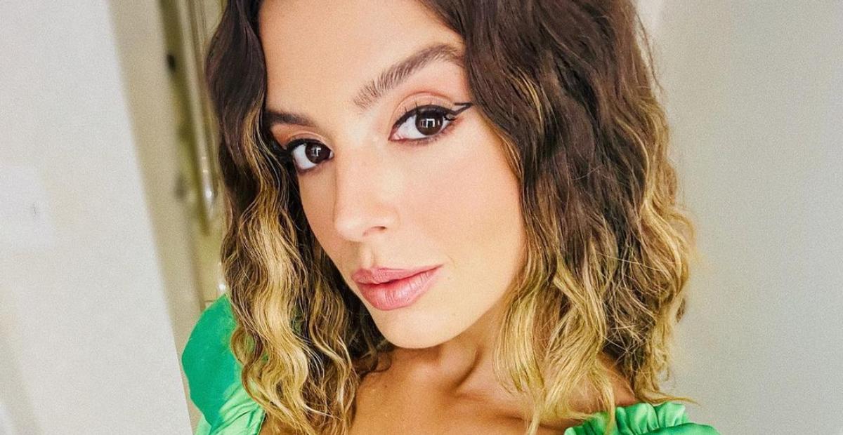 Giovanna Lancellotti esbanja beleza ao posar de biquíni em praia paradisíaca em Noronha