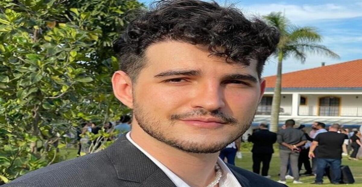 Jão publica foto elegante vestindo blazer e camisa: ”Lindo”