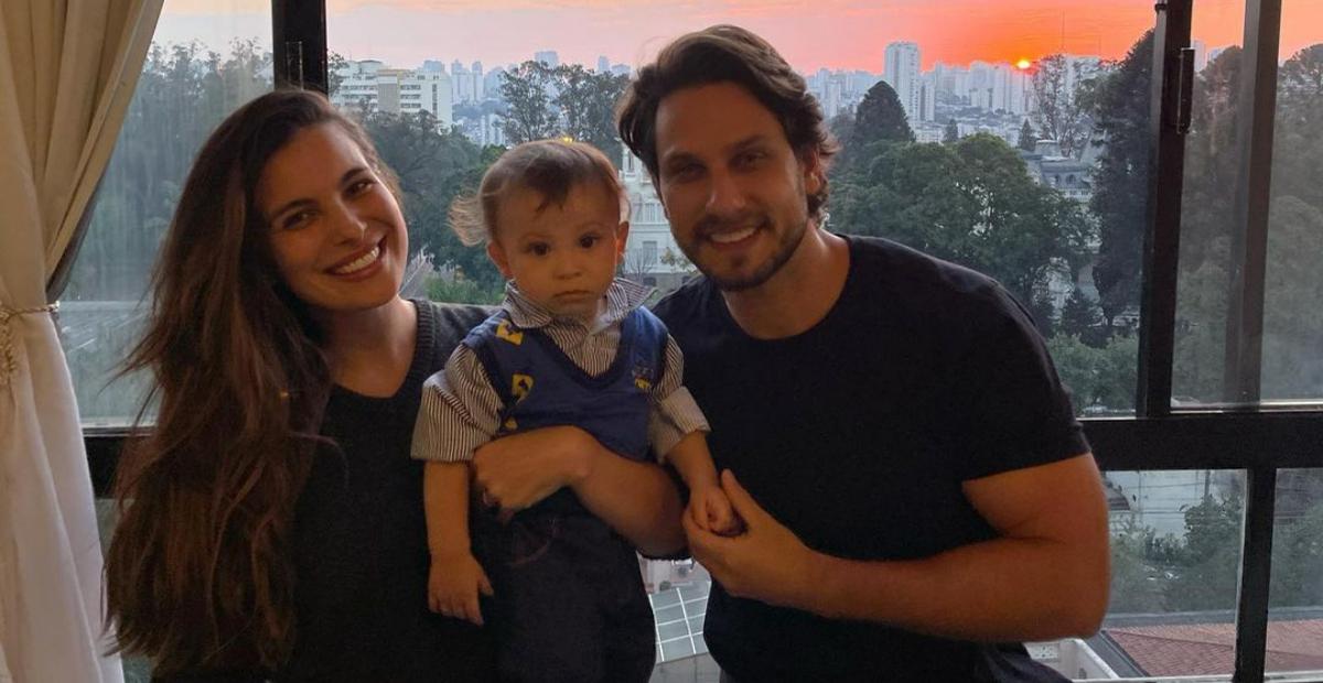 Kamilla Salgado combina looks com a família em clique encantador