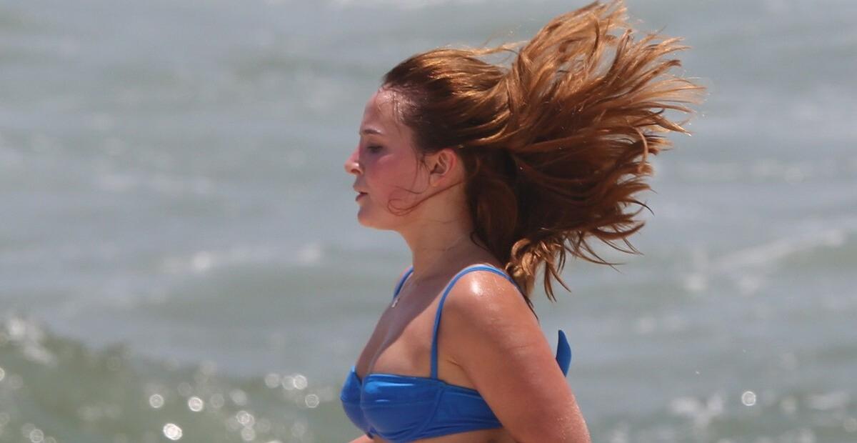 De biquíni, Larissa Manoela esbanja boa forma ao se exercitar na praia