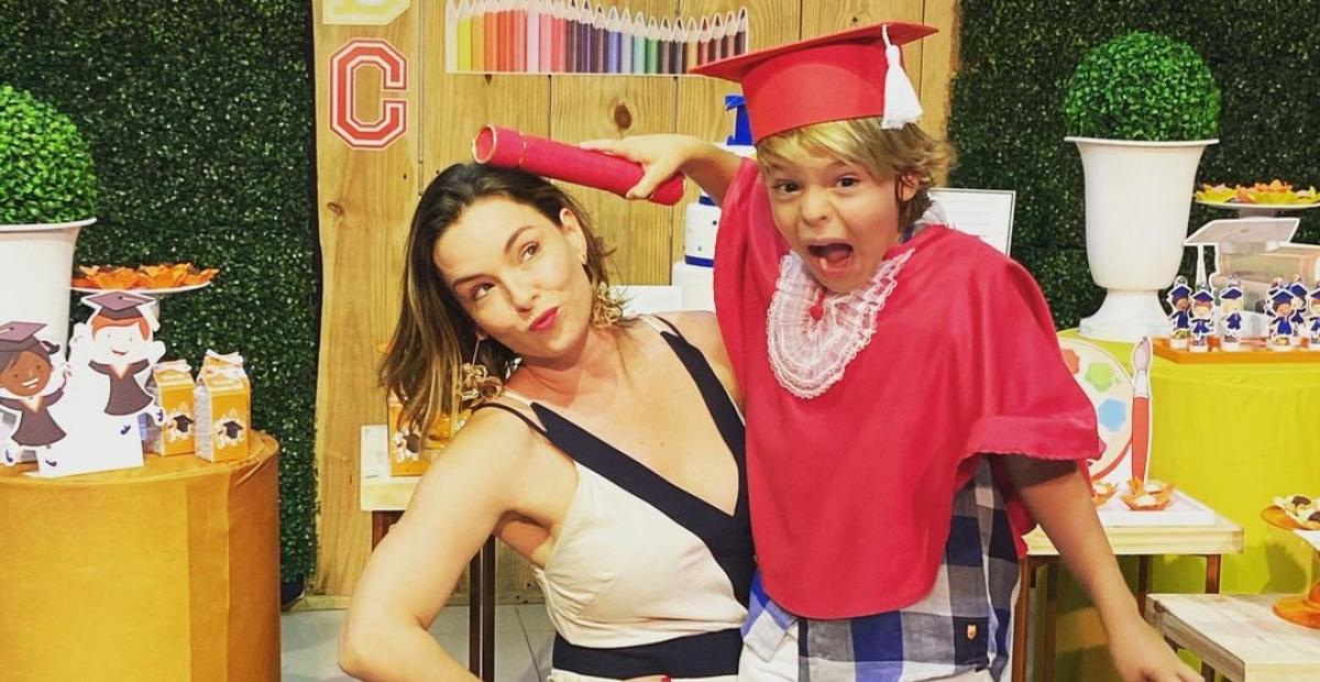 Regiane Alves celebra formatura do filho, João Gabriel: ”Sua trajetória está sendo linda”