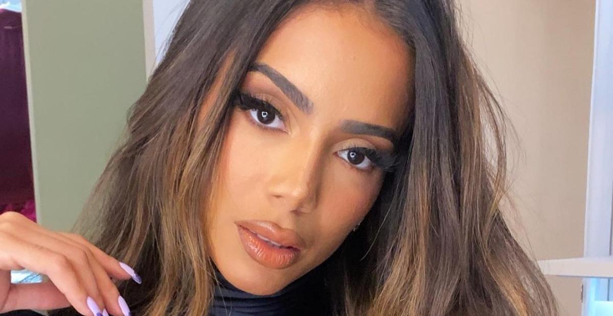 Em terreiro, Anitta surge com roupas tradicionais do Candomblé ao lado de seu Pai de Santo