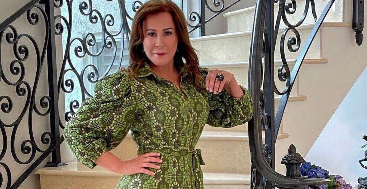 De vestido colado, Zilu Camargo exibe curvas impecáveis e esbanja beleza