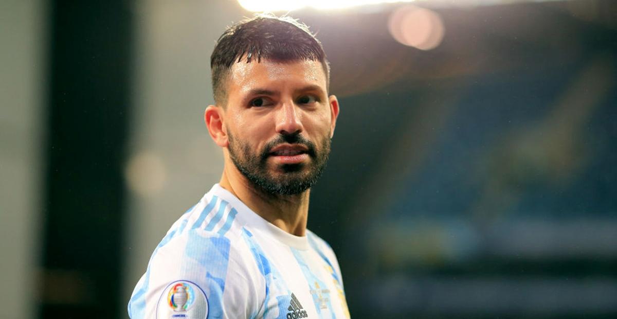 Aos 33 anos, Agüero anuncia aposentadoria dos gramados