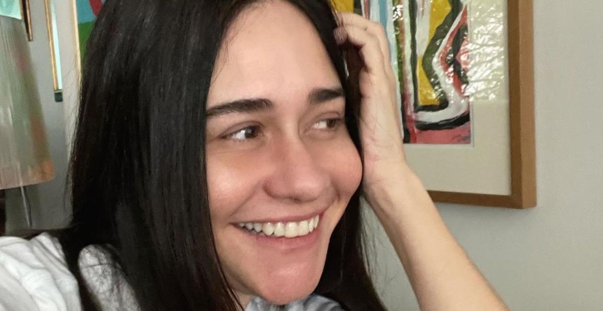 Alessandra Negrini baba ao surgir coladinha com filhotes de cachorro: ”São meus netinhos!”