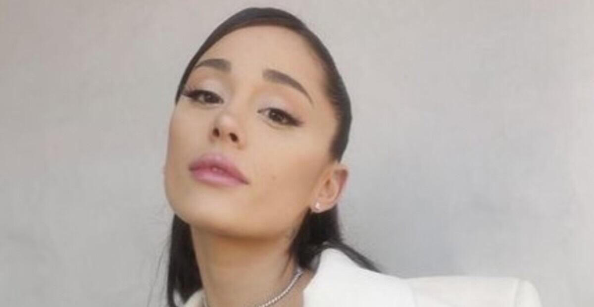 Ariana Grande posa com look amarelo para performance no The Voice