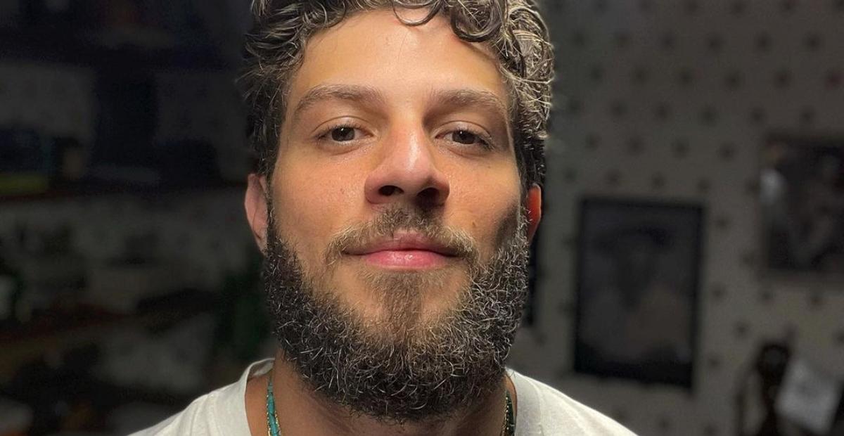 Descamisado, Chay Suede posa suado na academia e chama atenção: ”Que homem”